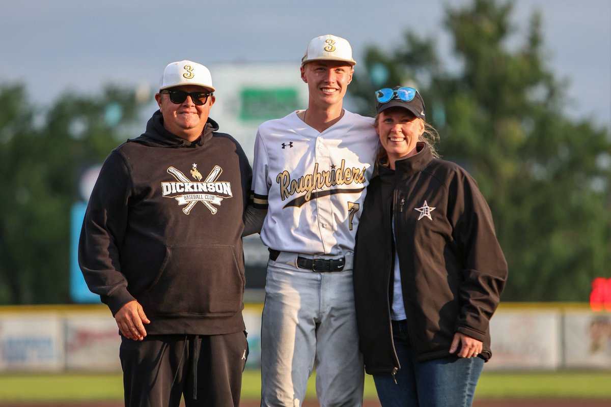Last week we recognized our 10 seniors for their contributions to the program! To view a full gallery of photos you can view them here: kylerkudrna94.pixieset.com/roughriders/se…

Thank you seniors for your hard work and dedication over the years and we hope you will finish the season strong!