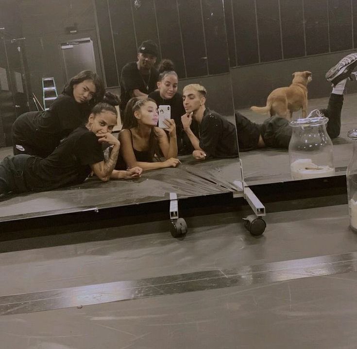 ariatriz's tweet image. preciso das sweetener kids de volta, quero minha família reunida de novo na eternal sunshine tour