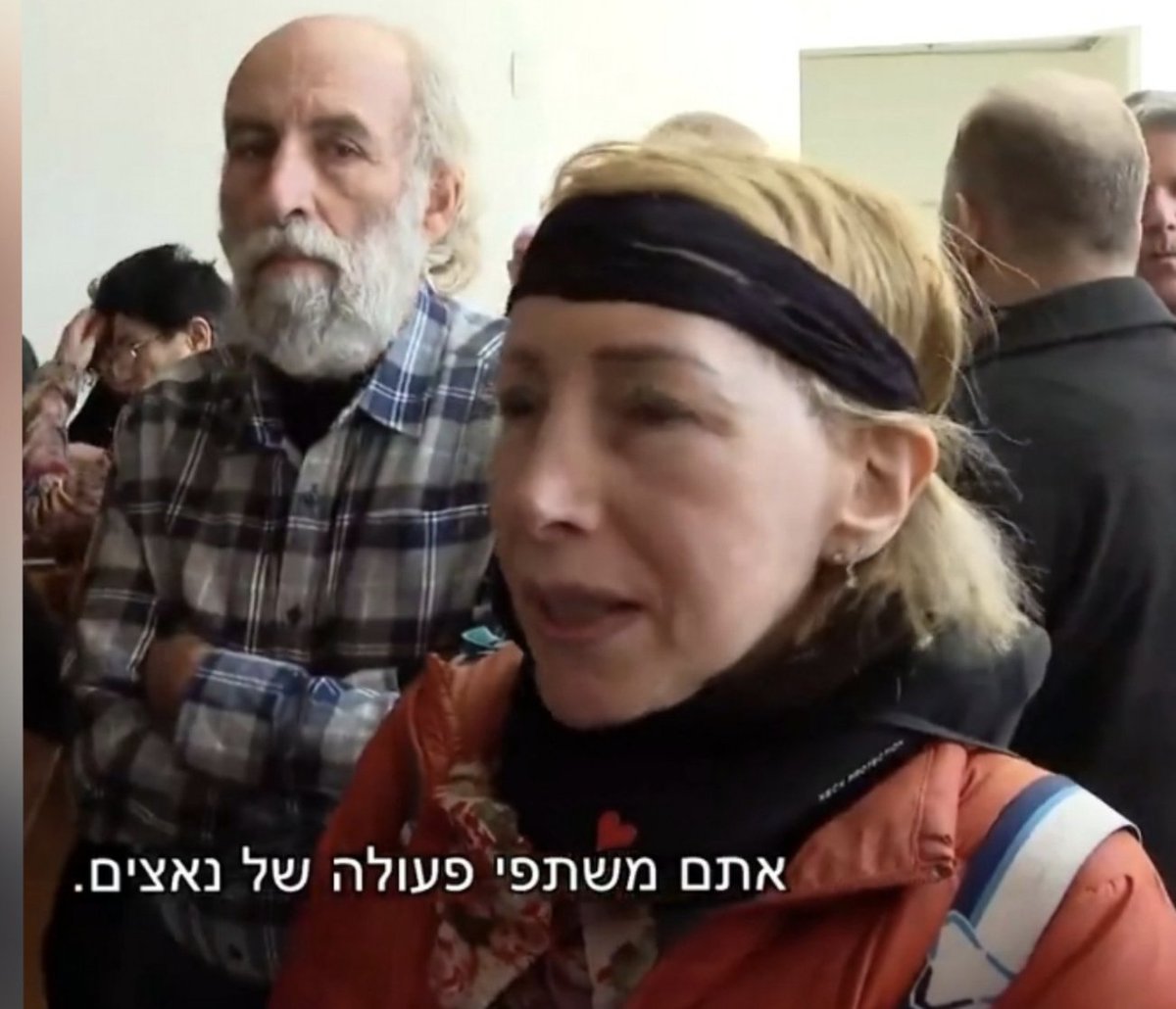 BarashiKinneret's tweet image. מי זו?
עבור מי ולמה היא חיפשה אמל״ח
ממי היא ביקשה את האמל״ח
מי ידע שהיא מחפשת אמל״ח ולא פנה למשטרה?
כמה זמן היא במחאת קפלן?
מה הקרבה שלה לגלי או לברק?
מי עורך הדין שמייצג אותה?