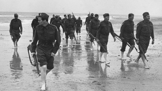 Johnnypapa64's tweet image. Members of the cast of Dad's Army on set while filming at Winterton beach in 1970