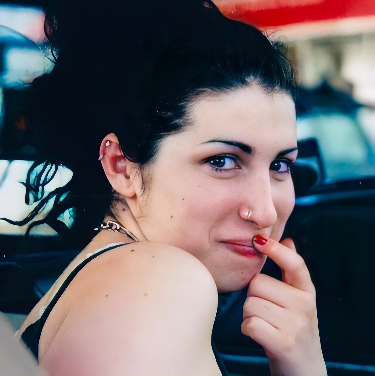 ImagenRetro's tweet image. Un día como hoy pero de hace 14 años, nos dejó a los 27 años de edad Amy Winehouse, cantante y compositora británica. ¡Te extrañamos! #AmyWinehouse