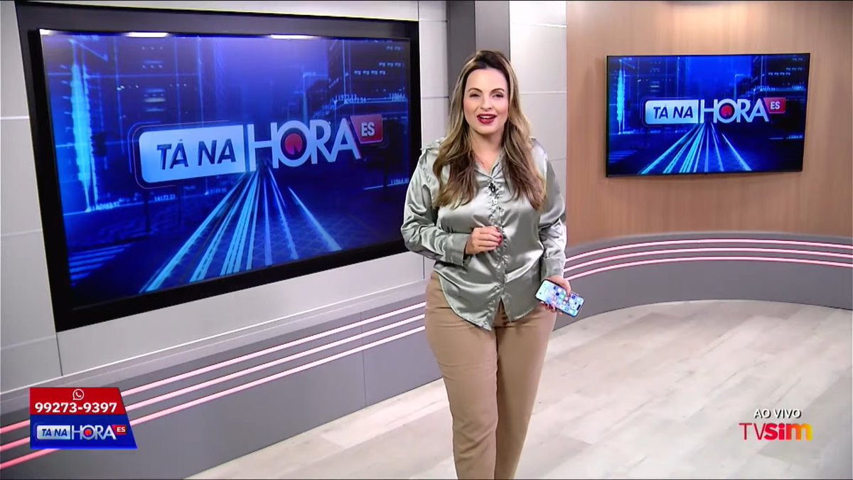 toninho_ad's tweet photo. A cenografia da #TVSim/SBT parece ter calculado errado o tamanho da TV na parede, deixando um espaço preto sobrando. Está lembrando aqueles antigos televisores de plasma com bordas gigantes https://t.co/hZsJAbxsdp