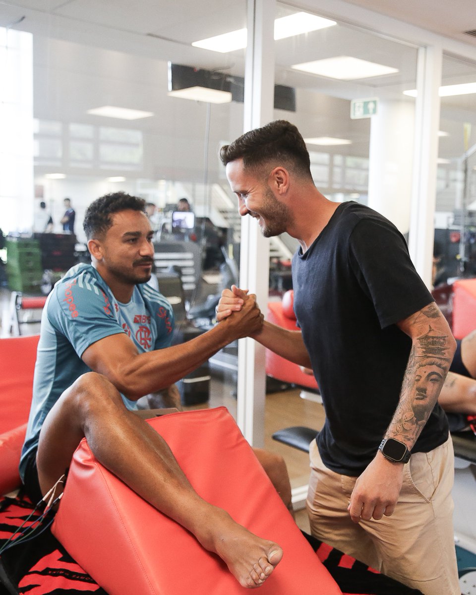 Saúl já chegou treinando. O meia espanhol também teve contato com os jogadores que não viajaram e ficaram no Rio fazendo tratamento dos respectivos problemas físicos.

Fotos: Gilvan de Souza / Flamengo