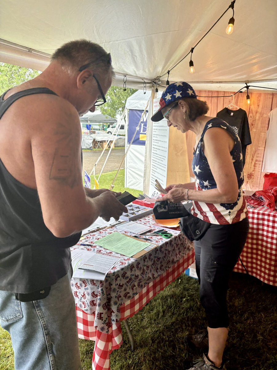 MidwestMamaG's tweet image. Racine County Fair today we are channeling @ScottPresler with a straw poll and had one just for the kids. One issue they brought up is their family losing Farmland 😢 Registering voters too!