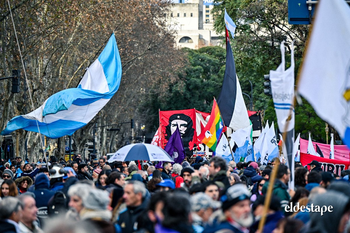 eldestapeweb's tweet image. 🔴Jubilados, organizaciones sociales, políticas y de Derechos Humanos se movilizaron en contra de las políticas de ajuste de Milei
@kalofotograma 📸