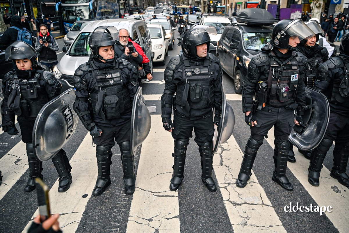eldestapeweb's tweet image. 🔴Jubilados, organizaciones sociales, políticas y de Derechos Humanos se movilizaron en contra de las políticas de ajuste de Milei
@kalofotograma 📸