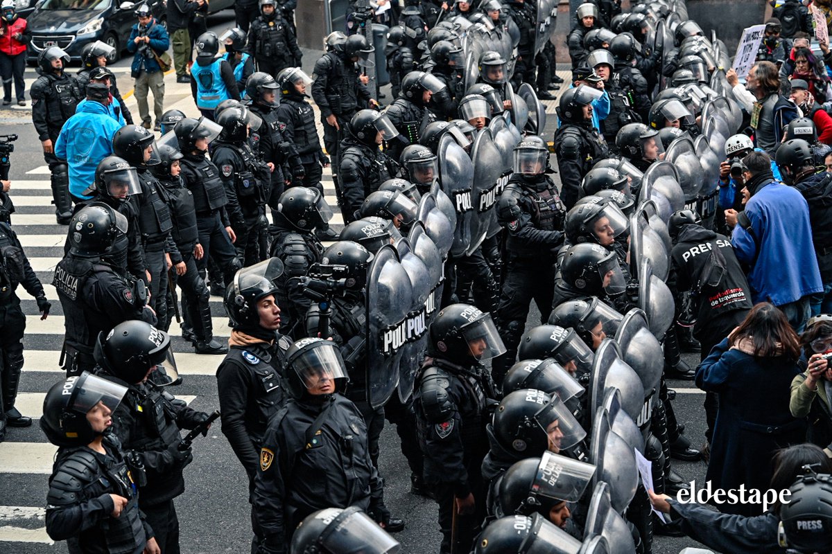 eldestapeweb's tweet image. 🔴Jubilados, organizaciones sociales, políticas y de Derechos Humanos se movilizaron en contra de las políticas de ajuste de Milei
@kalofotograma 📸