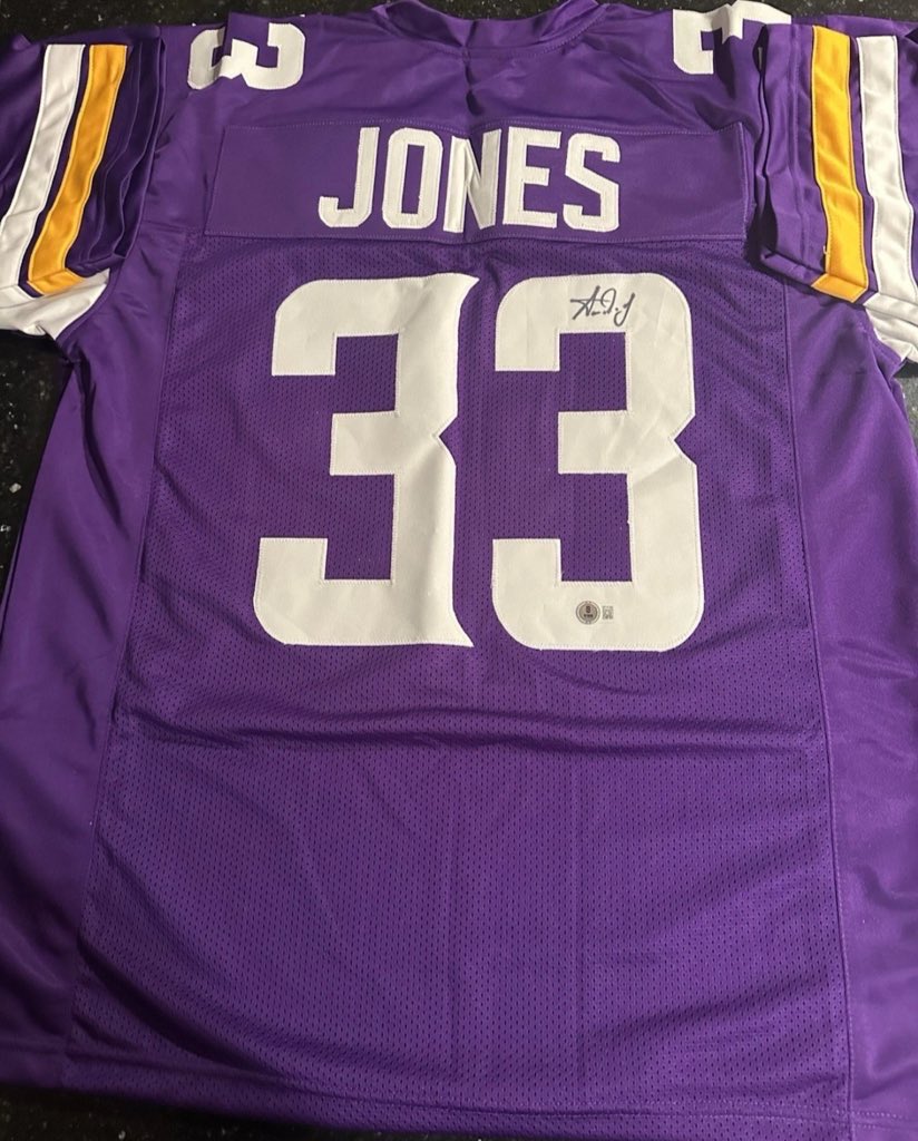 VikesCentral's tweet image. We will be live tomorrow night here on X, along with YouTube and Facebook.
9PM CT. Talking Vikings. I’ll be joined by @hornsupbison
Subscribe to the link before for YouTube.
youtube.com/@vikingscentra…
Tune in! We will also be giving away an Aaron Jones signed jersey 🔥