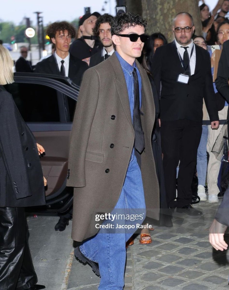 eternalcspring's tweet image. 🚨First look at Joe Locke and Kit Connor on the set of ‘THE DEVIL WEARS PRADA 2’