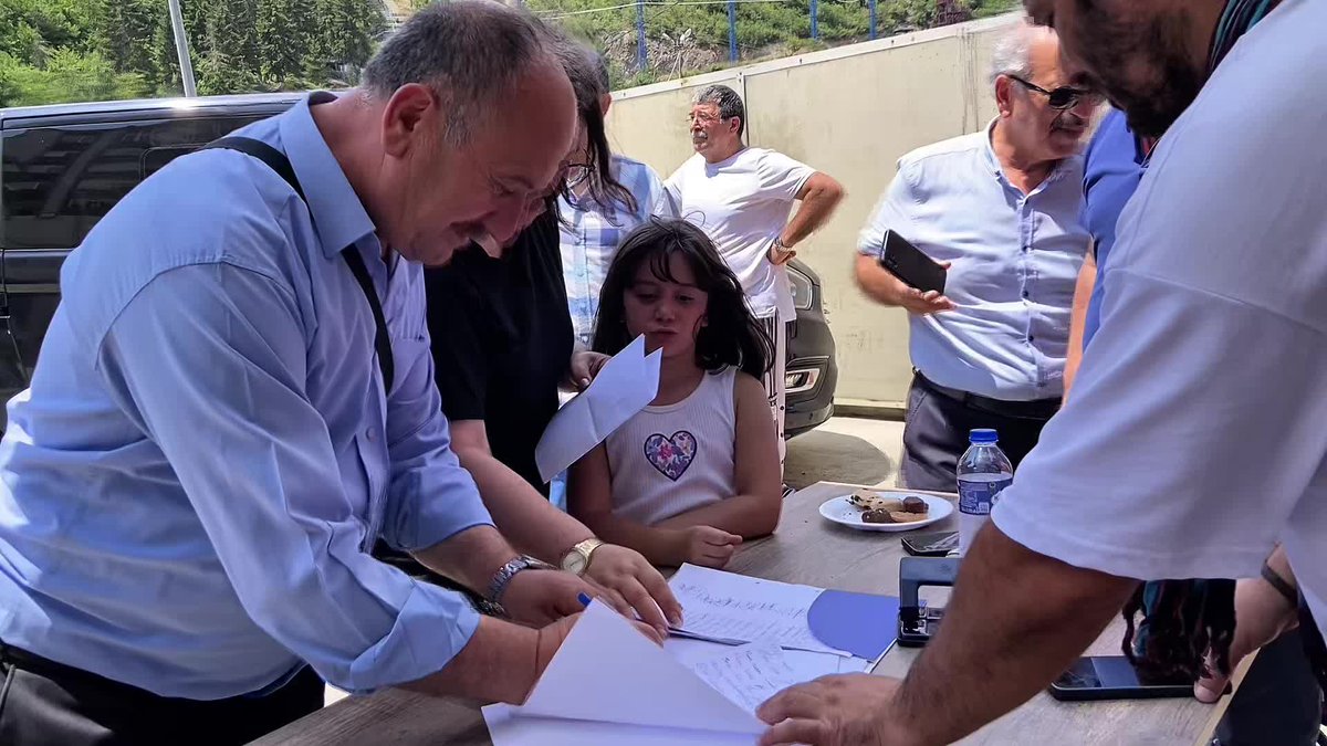Mehmet Murat Çalık'ın serbest bırakılması için, memleketi Trabzon Maçka'da imza kampanyası başlatıldı.