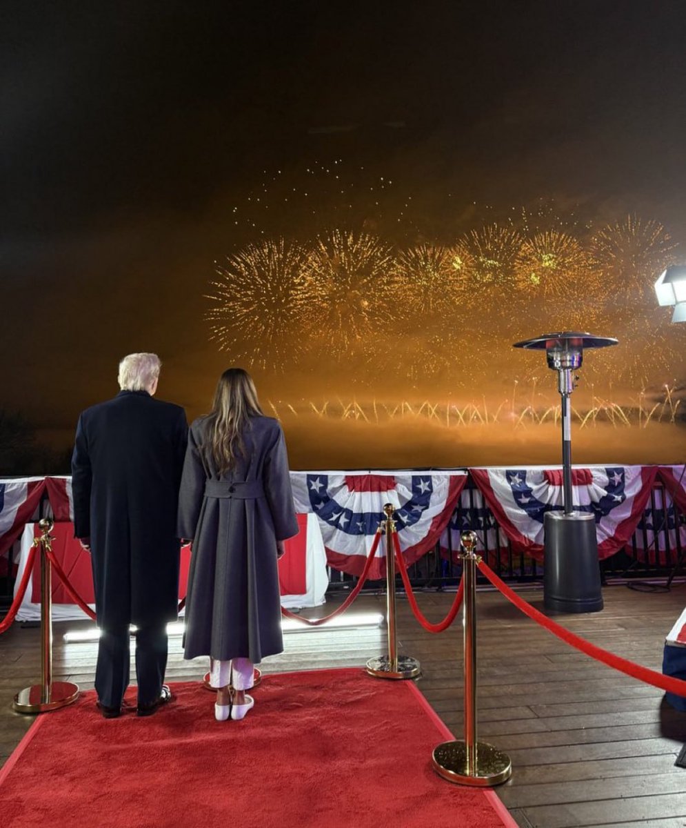trumprealparody's tweet image. 🚨Give me a Thumbs-Up👍, IF you wants President Trump to IGNORE the Courts and continue mass deporting illegals.