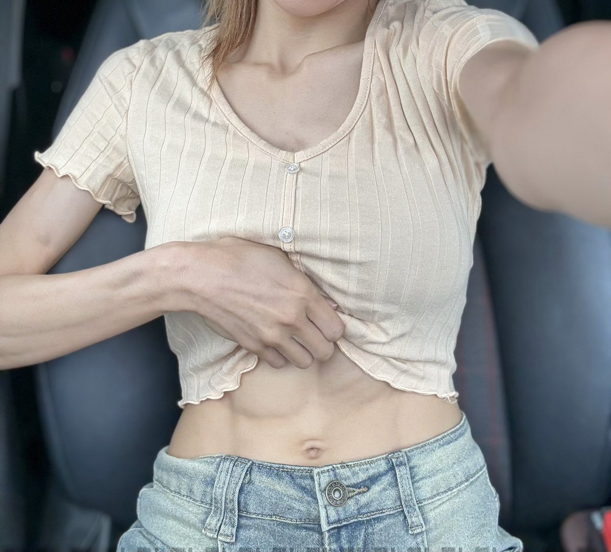 ドライブ中のバキバキ腹筋