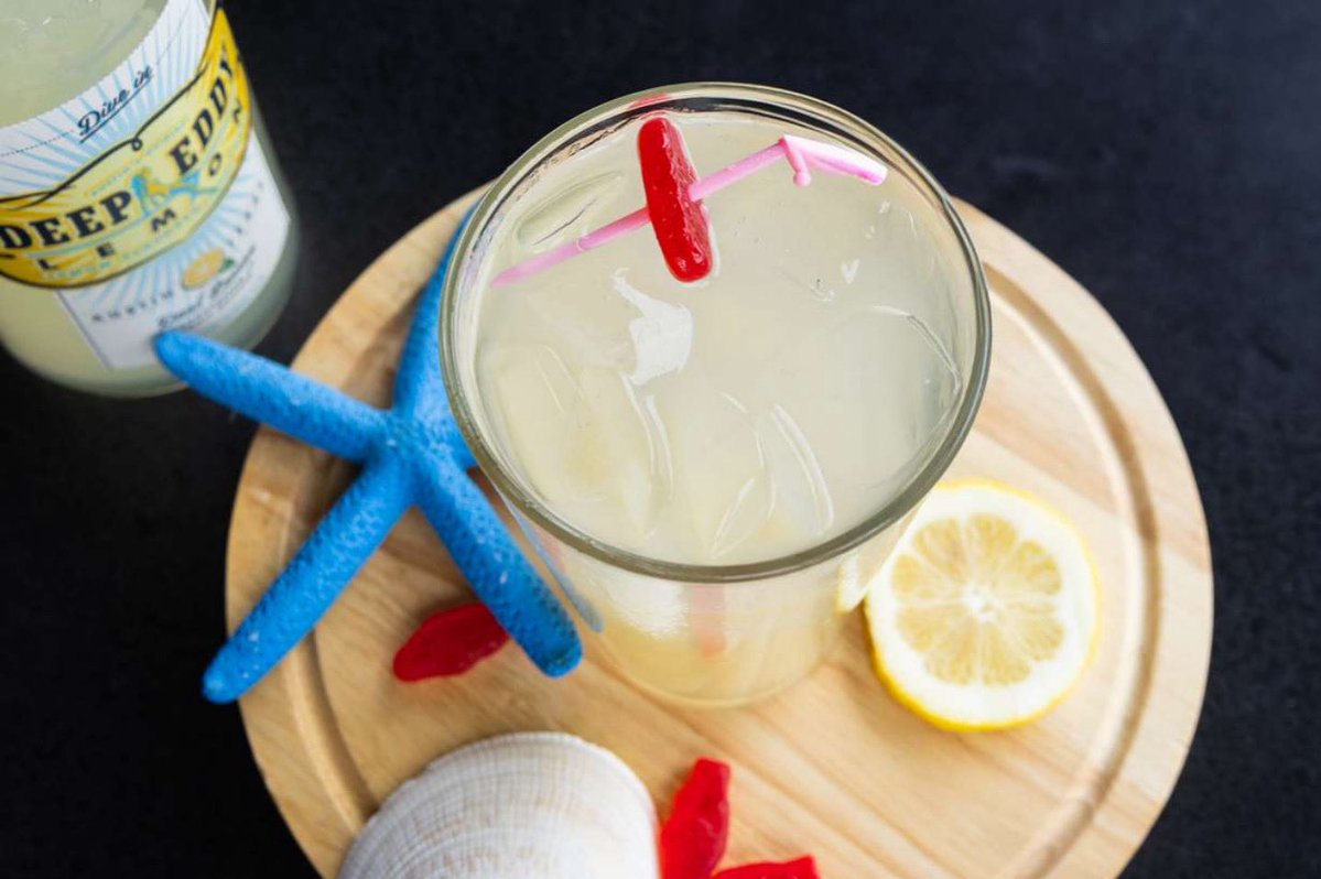 winkinglizard's tweet image. ๐ฆ Shark Week is still making waves at the Lizard! ๐
Next up in our fin-tastic lineup: the Sand Shark ๐๏ธ
Made with Deep Eddy Lemon Vodka, grapefruit juice, simple syrup, and a splash of lime โ it's tart, refreshing, and dangerously delicious.๐๐น
winkinglizard.com/menus#menu=sipโฆ