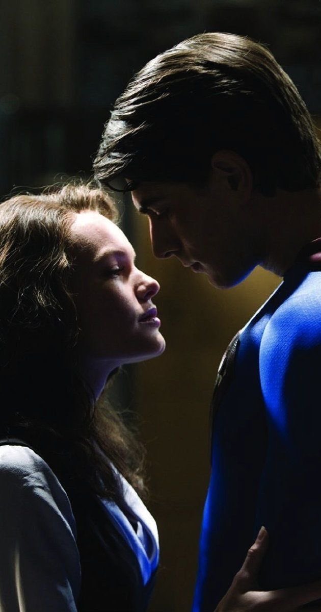 NervaMiss's tweet image. Secondo me ci siamo dimenticati di quanto cavolo era bello Brandon Routh e di che meraviglia quando Lois mette i piedi su quelli di Superman e in volo gli dice “mi ero dimenticata di quanto fossi caldo”.
Il mio cervello va in tilt ogni volta