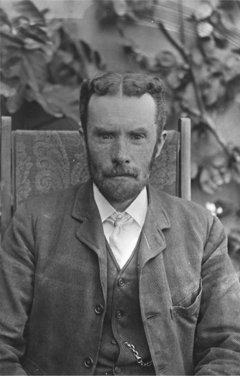 PhysInHistory's tweet image. Oliver Heaviside, a self-taught English mathematician and physicist who reformulated Maxwell's original set of 20 equations into the 4 differential equations known today as Maxwell's equations.