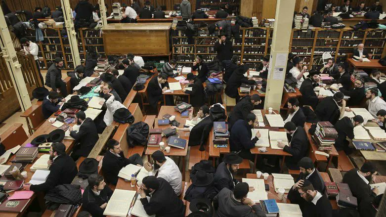 isaacrrr7's tweet image. Sacudida en el mundo ultraortodoxo: Jóvenes de dos de las yeshivot más prestigiosas de Israel se alistan en el ejército
En un giro inesperado, tres estudiantes de la renombrada Yeshivá Wolfson sorprendieron al anunciar su decisión de alistarse en las FDI, dos de ellos en la…