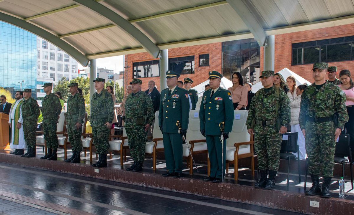 Ejercito_Div5's tweet image. El Brigadier General Comandante de la #Brigada13 presidió la ceremonia de transmisión de mando de los batallones de Ingenieros Militares N.° 13 General Antonio Baraya y de Policía Militar N.° 15 Bacatá, que se realizó en el cantón norte de #Bogotá.
Especial reconocimiento para…