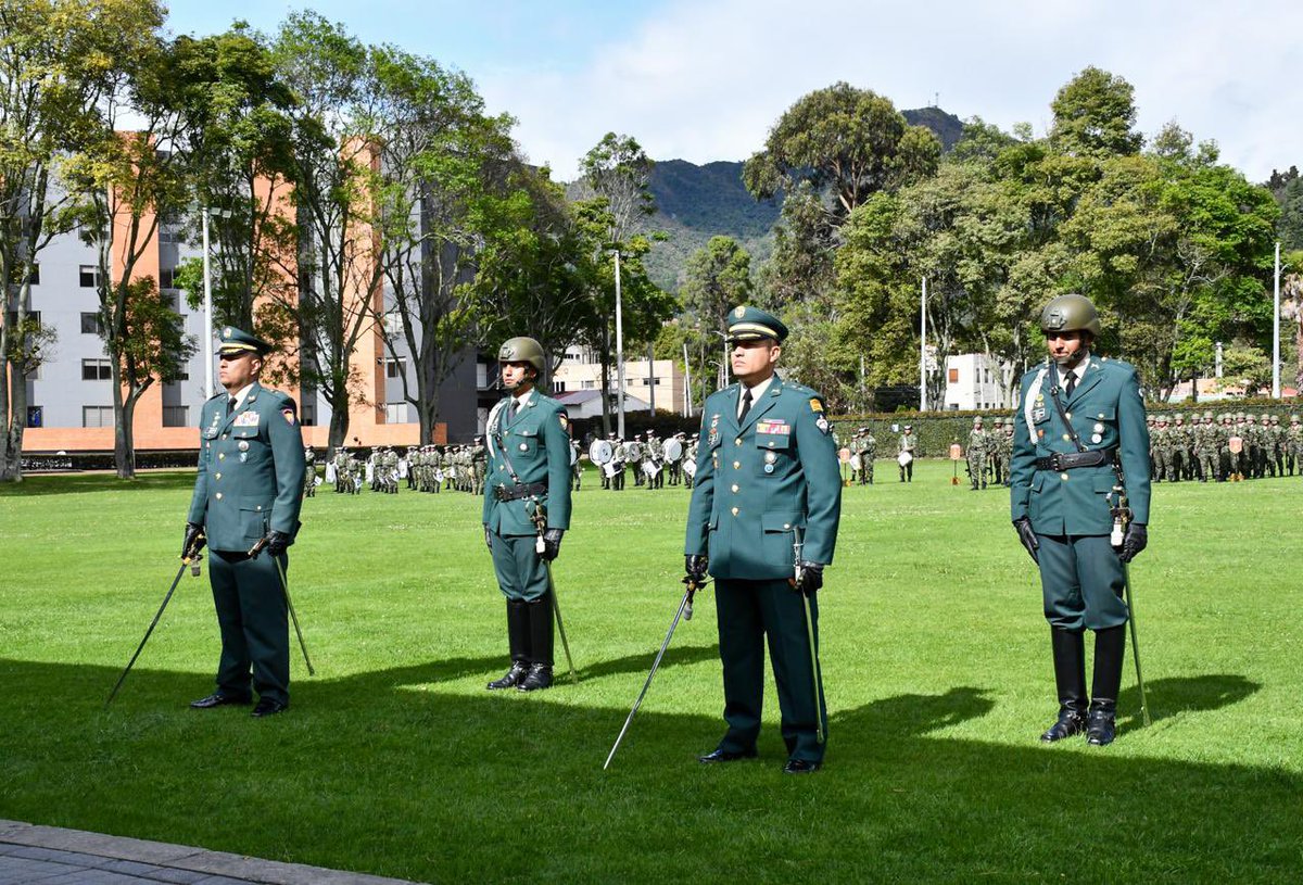 Ejercito_Div5's tweet image. El Brigadier General Comandante de la #Brigada13 presidió la ceremonia de transmisión de mando de los batallones de Ingenieros Militares N.° 13 General Antonio Baraya y de Policía Militar N.° 15 Bacatá, que se realizó en el cantón norte de #Bogotá.
Especial reconocimiento para…