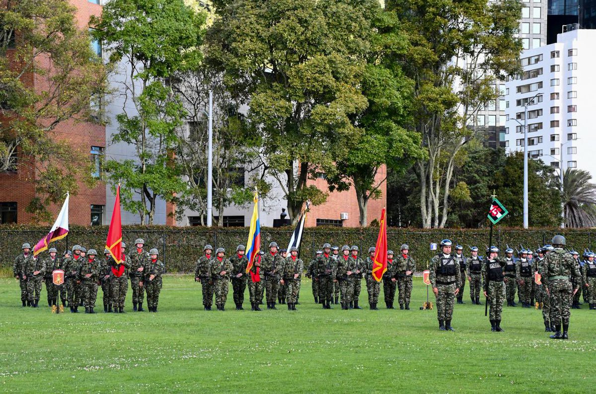 Ejercito_Div5's tweet image. El Brigadier General Comandante de la #Brigada13 presidió la ceremonia de transmisión de mando de los batallones de Ingenieros Militares N.° 13 General Antonio Baraya y de Policía Militar N.° 15 Bacatá, que se realizó en el cantón norte de #Bogotá.
Especial reconocimiento para…