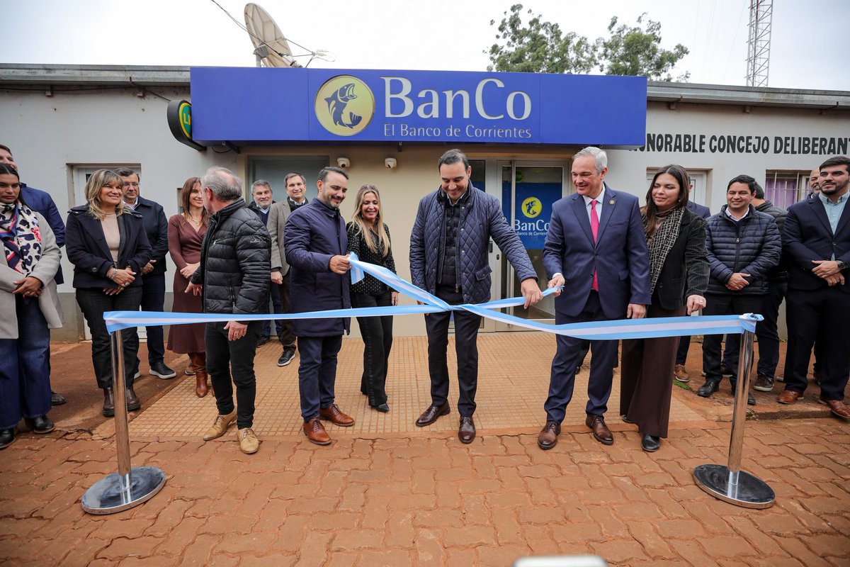 javiersaezok's tweet image. #Garrucho
Acompañamos al gobernador @gustavovaldesok y al Intendente Marcelo Fabián Scotto en la inauguración del nuevo recinto de cajeros automáticos del @Banco 🏦💙
Con este, de 14,65 m² de superficie, alcanzamos los 374 en la provincia.
