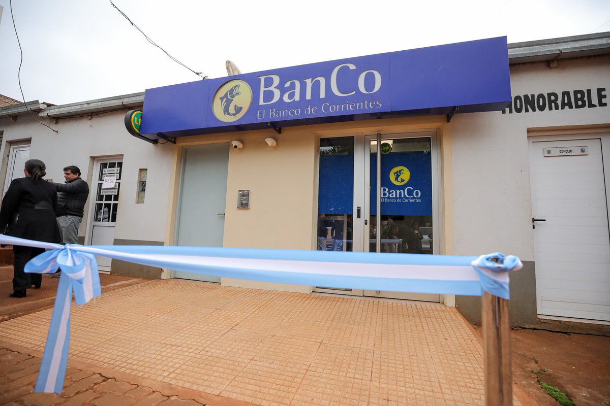 javiersaezok's tweet image. #Garrucho
Acompañamos al gobernador @gustavovaldesok y al Intendente Marcelo Fabián Scotto en la inauguración del nuevo recinto de cajeros automáticos del @Banco 🏦💙
Con este, de 14,65 m² de superficie, alcanzamos los 374 en la provincia.