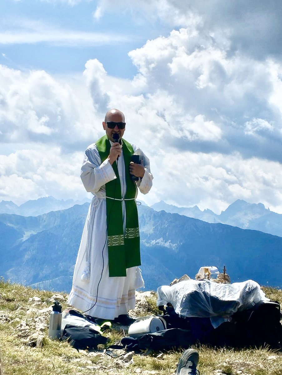 L’aver celebrato oggi la Santa Eucarestia con i ragazzi ed adulti all’esterno del rifugio Roda di Vael a 2283 metri è stato per me un grande dono del Signore Gesù.
