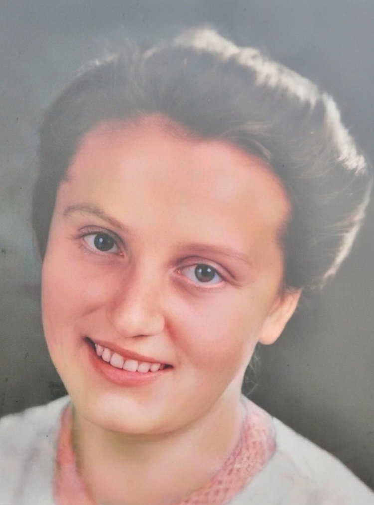 Cogito1918's tweet image. 24 lipca 1945 w Gibach została
w wieku zaledwie 20 lat
ARESZTOWANA,NASTĘPNIE
NIELUDZKO TORTUROWANA
i ZAMORDOWANA PRZEZ SOWIECKIE BESTIE Z NKWD
PIĘKNA i NIEZŁOMNA
ZYTA KUCHARZEWSKA,
łączniczka AK-owskiego Oddziału w Puszczy Augustowskiej.Sowieccy kaci znęcali się nad nią okrutnie.