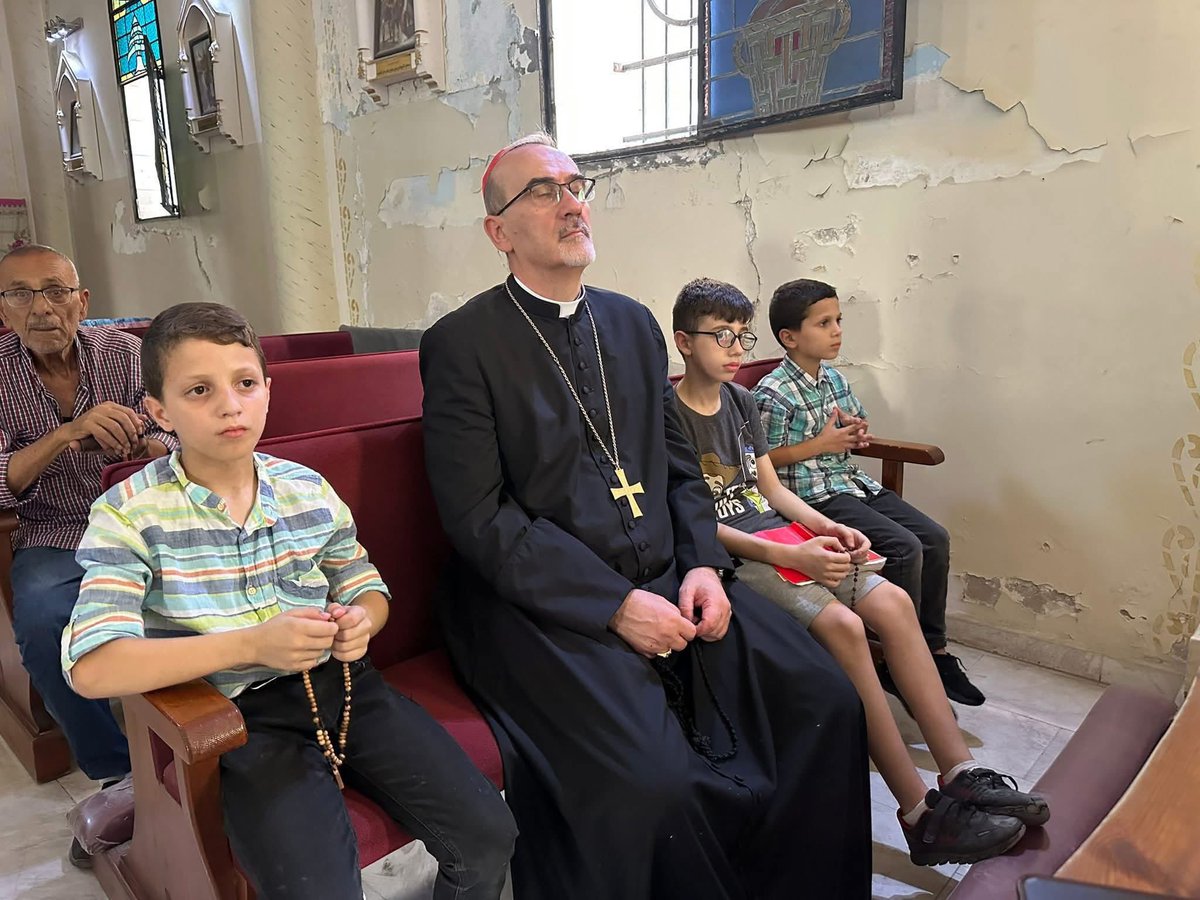 obscat's tweet photo. Cardeal Pierbattista Pizzaballa rezando o Rosário com os fiéis católicos na Igreja da Sagrada Família em Gaza, Palestina. https://t.co/T7GDVa2a2R