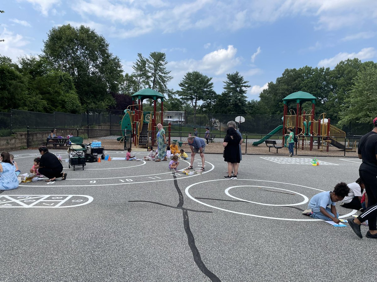 CSL_BelPreElem's tweet image. Today’s Play Date @ the Playground was an opportunity for our Panda scholars to express themselves artistically. @BelPrePandas @CSMCPS_Leader @LearnerDSLI @MCPS @CSconnect_MCPS