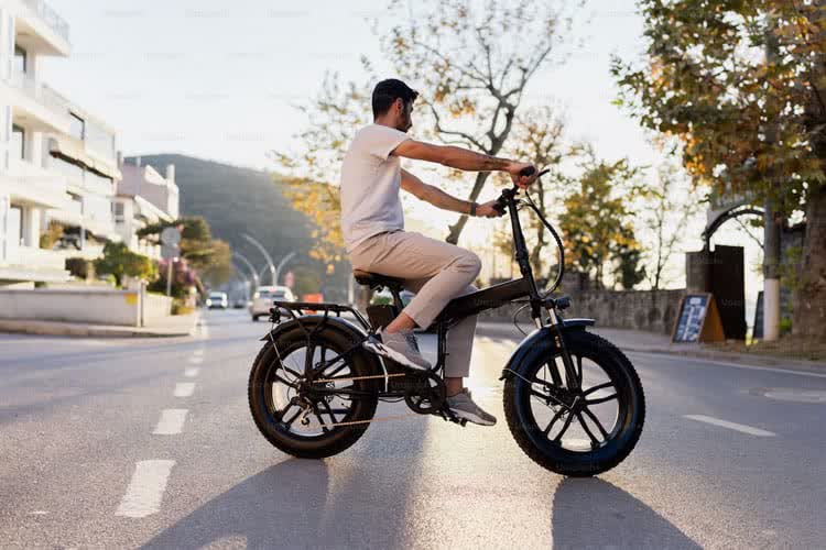 SoCalCycling's tweet image. Small Wheels, Big Impact: Why 20-Inch Electric Bikes Are Taking Over Streets
More @ socalcycling.com/2025/07/15/sma…
#Cycling #Bicycling #ElectricBike #EBikes #20InchElectricBike #CommuterEbike #UrbanCycling #BikeToWork #EbikeLife #20InchElectricBike