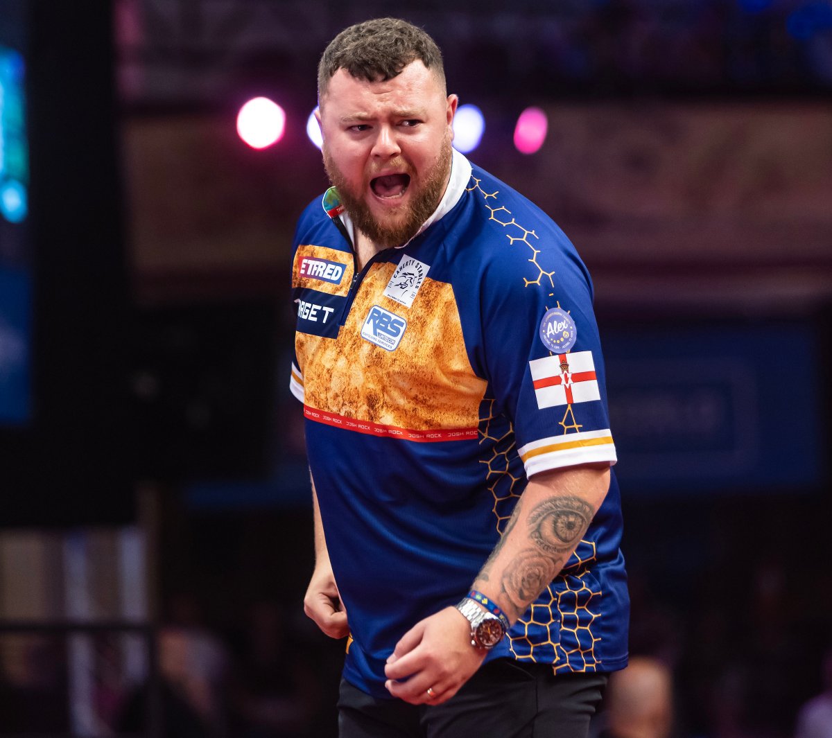 DartsNow_'s tweet image. JOSH ROCK SINKS VAN GERWEN IN A THRILLER!
An INSTANT CLASSIC from Rock and MVG
Van Gerwen led 5-1, but the Northern Irishman fired in nine 180s and a stunning 152 checkout to win in extra time!
Positive signs from Van Gerwen though
💚van Gerwen 11-13 Rock🪨
📸Taylor Lanning