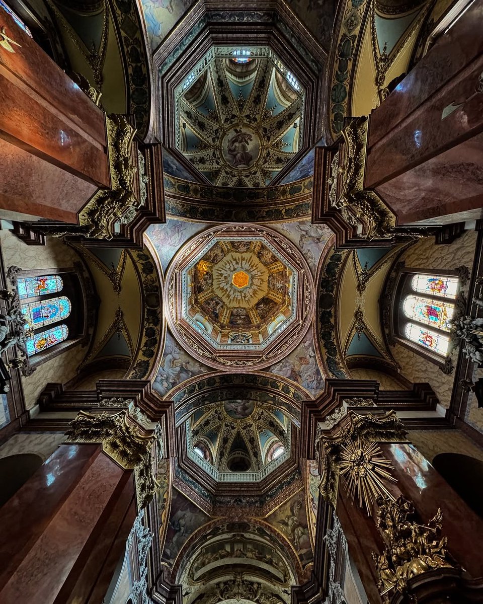 Czechia_JP's tweet image. オロモウツの建築的な宝石のひとつ、聖ミハル教会(Kostel sv. Michala)へ足を踏み入れてみてください⛪
もともとは13世紀にドミニコ会のために建てられたゴシック様式の礼拝堂でしたが、1676年から1703年にかけて現在のバロック様式へと再建されました。
📸 IG:nonsolumsedetiam
#チェコへ行こう