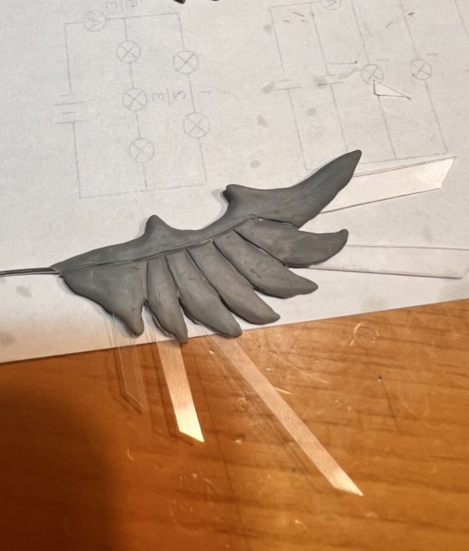 ChamsilChamsil1's tweet image. 皆様おはようございます☀
七英雄ノエル、部分的リメイク版、羽っぽい謎パーツ進捗。
ざっくりカタチを作って焼く。
削る。ウネウネと模様をつけてから焼く。
の繰り返し
焼いた後に食いつきが悪くなるのを粘土屋の皆どうやってクリアしてるのだろう。
細かいパーツ作る時毎回それが辛くて🥹