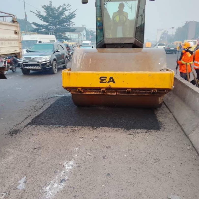 solangekamwya's tweet image. #Kinshasa - Programme du gouvernement provincial : Travaux de bouchage des nids de poule sur le tronçon entre le Rond-point Ngaba et l’aéroport de Ndjili, effectués par l’Office de route.
La vision du gouverneur Bumba est de fluidifier la circulation.
#KinshasaEzoBonga
