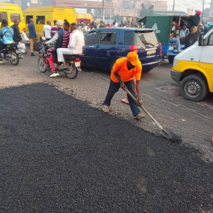 solangekamwya's tweet image. #Kinshasa - Programme du gouvernement provincial : Travaux de bouchage des nids de poule sur le tronçon entre le Rond-point Ngaba et l’aéroport de Ndjili, effectués par l’Office de route.
La vision du gouverneur Bumba est de fluidifier la circulation.
#KinshasaEzoBonga