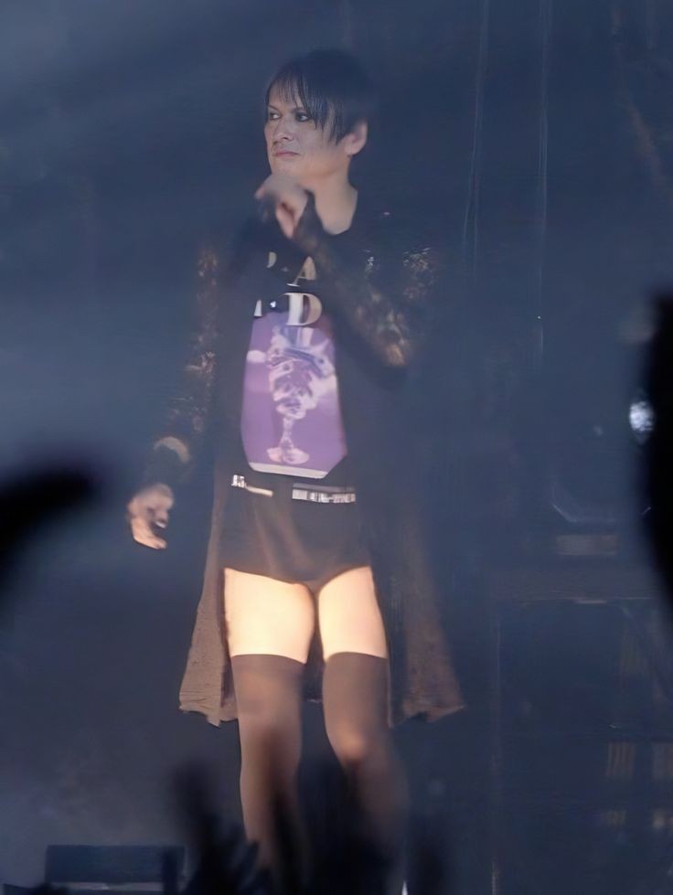 kur0nek666's tweet image. his legs are so beautiful i want to use his thighs like those pillows that people use on airplanes u know what i mean??