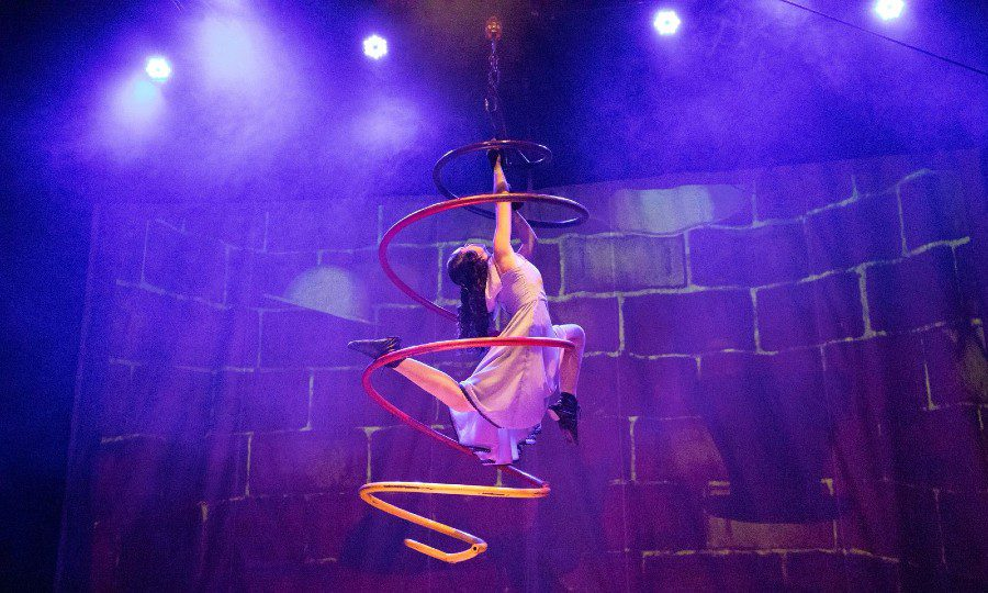 neahoycom's tweet image. 🎪 “Alicia en el Circo de las Maravillas” llega a La Mandinga este finde con #acrobacias, danza y más de 30 artistas para cerrar las #vacaciones2025  a pura magia.

Enterate más 👇
goo.su/5RRLbi