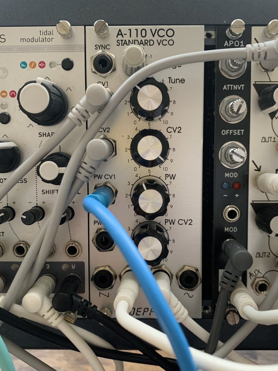 ozouni_modular's tweet image. CIRCUSのライブで使ったのは、モジュラーシアターの「えちごやジャンク」で3000円で買ったDoepfer A-110 VCO。

これ、矩形波が良い音するんです。

トリマーでピッチ調整して、メインケースでバリバリ使っています。
