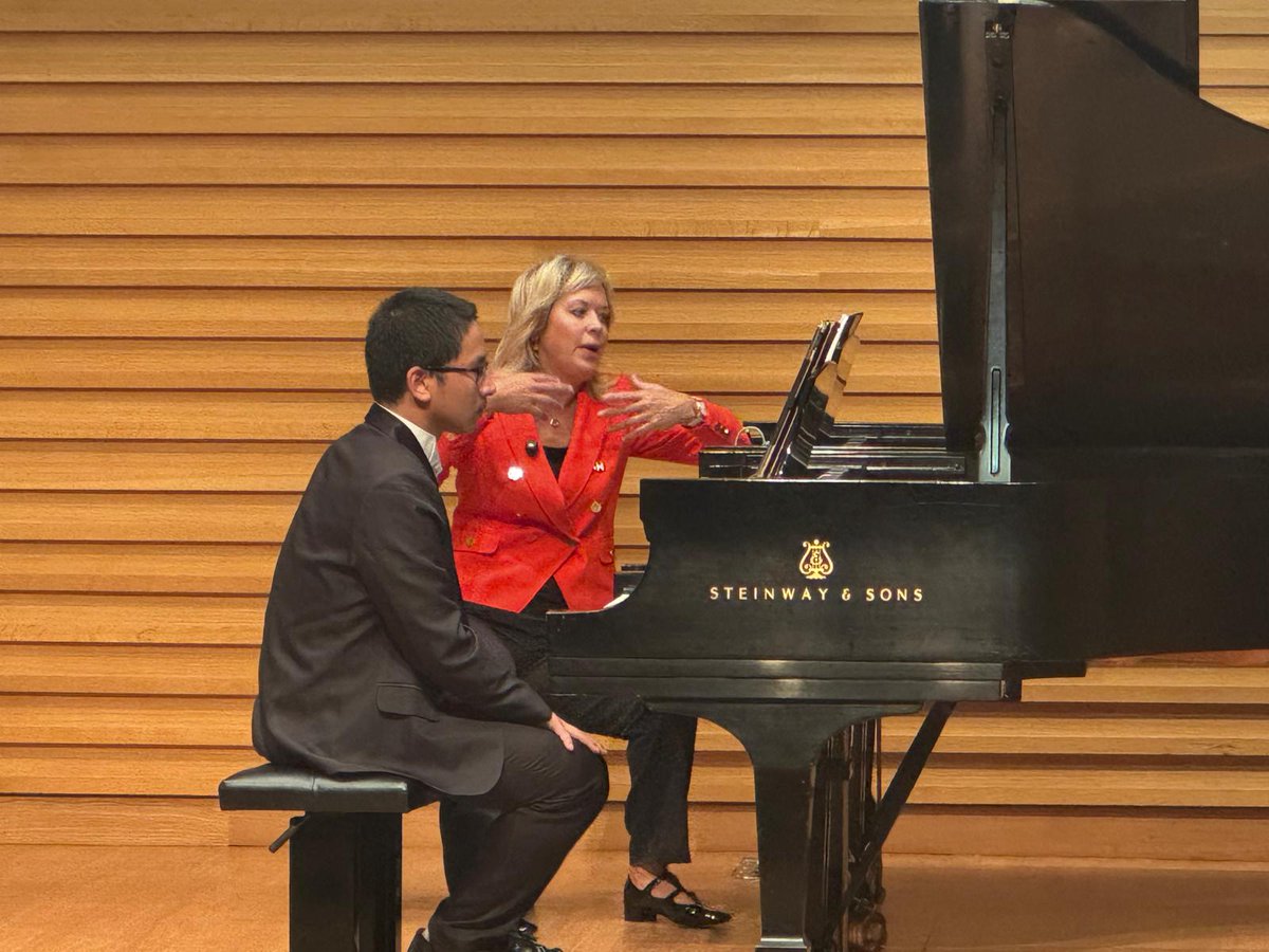 kernolga1's tweet photo. #ThrowbackThursday
Wonderful memories from RPPF! I was happy to work with and listen to a lot of very talented young pianists there!❤️
@RPPianoFest
#OlgaKern #RPPF #rebeccapenneyspianofestival #pianomasterclass #masterclass #Steinway https://t.co/10m4uKP2QL