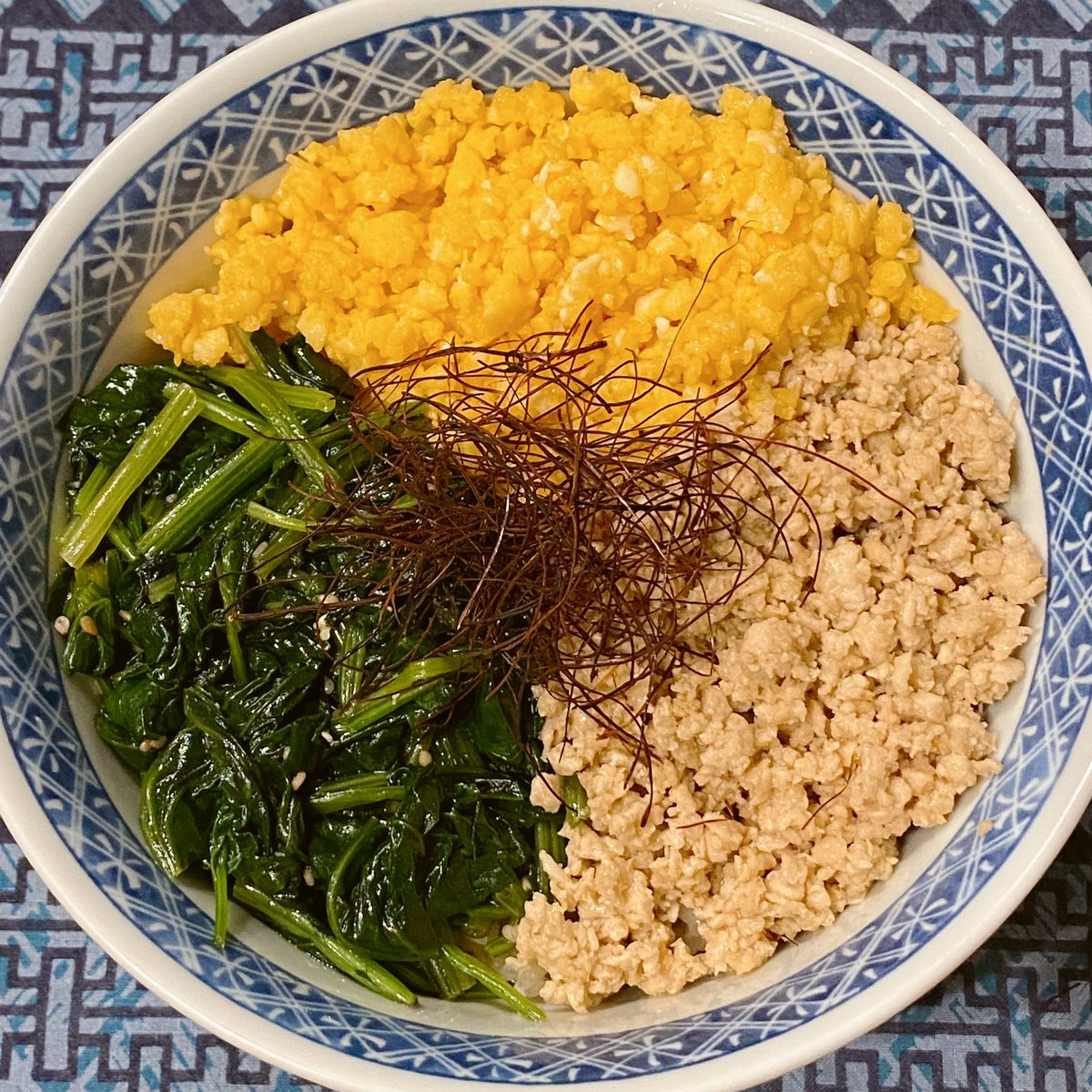 #おうちごはん #晩ご飯

食欲がない時は
飽きがこないようにと、三色丼

ほのかに甘い卵
塩味あっさり鶏そぼろ
ごま油入り ほうれん草の煮浸し

アツアツご飯じゃなくてもイケます
よくお弁当にもなるしね