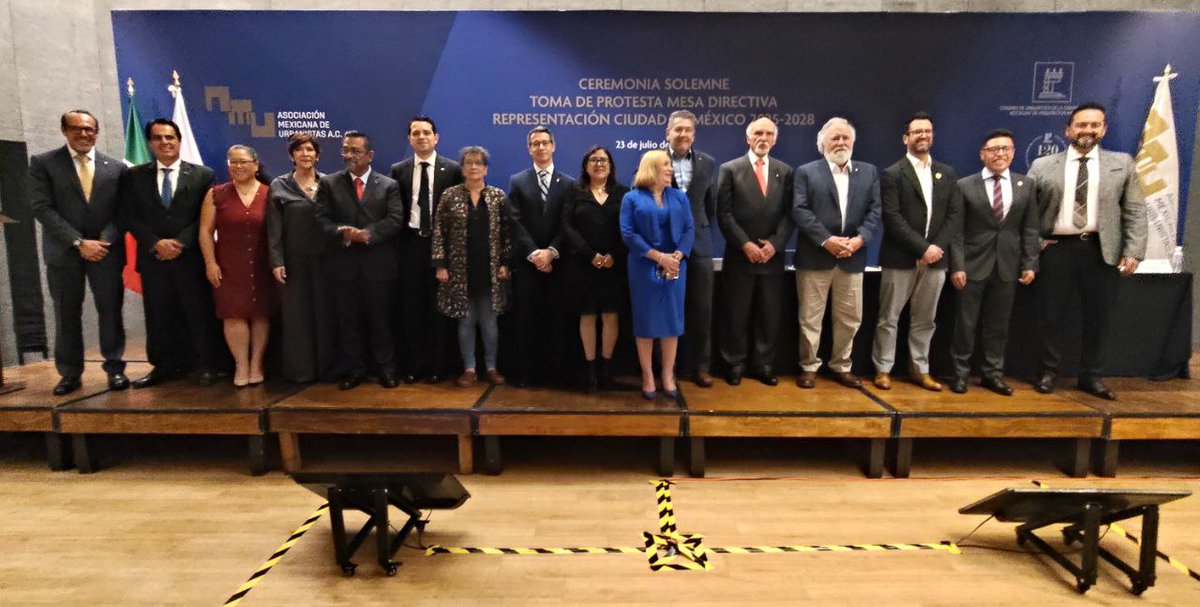 A_Encinas_R's tweet image. En la toma de protesta de la Mesa Directiva de la @amu_mx, en el @colegiodearqs, destaqué la importancia de los urbanistas en el desarrollo de la #CDMX y del país
Mucho éxito a @Luzelena_rivera, que encabeza la mesa, y a todos sus integrantes