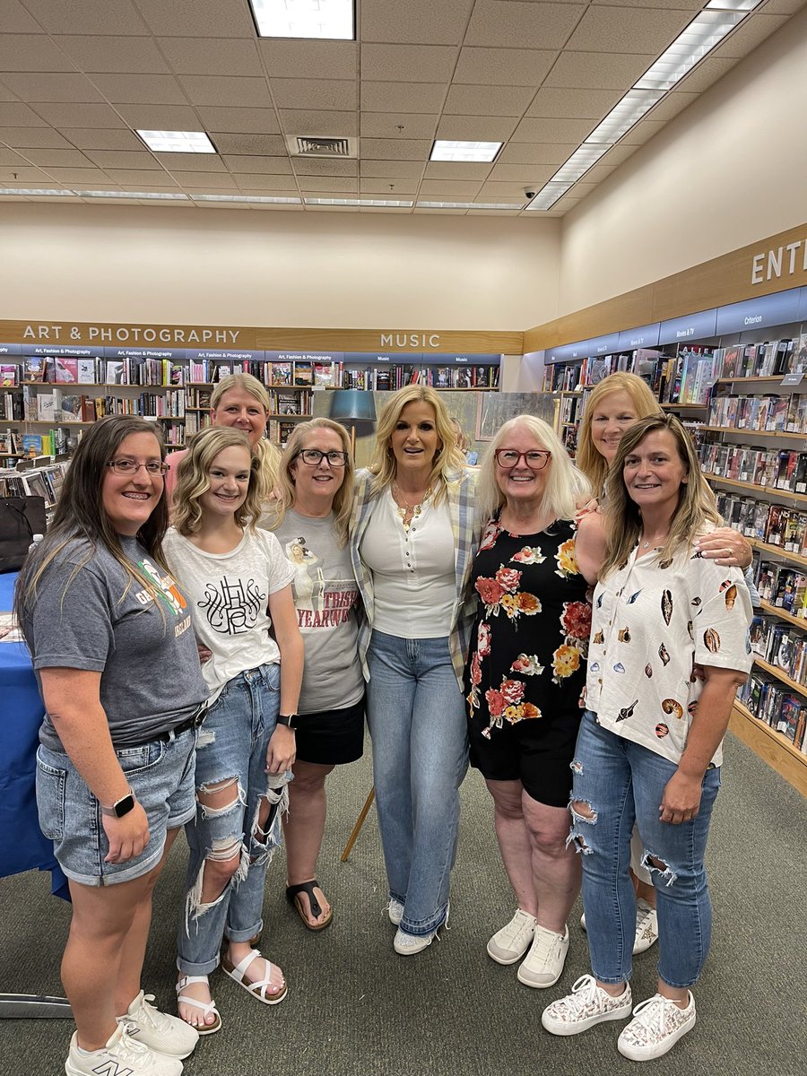 jenna_sutton87's tweet image. sometimes you just need your friends.🩵
so grateful for this group of ladies!🥰@trishayearwood