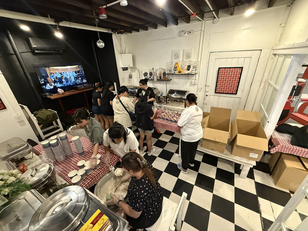 julesguiang's tweet image. It’s Day 3 for #LingapMaginhawa! We aim to produce at least 1,500 hot meals today for QC evacuees. Ingat po tayong lahat!
@QCGov @angatbuhay_ph
