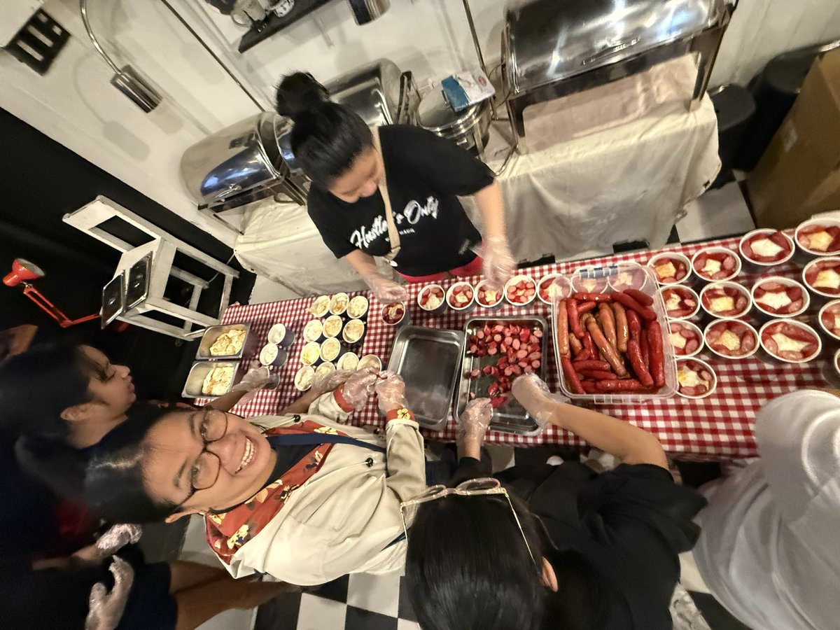 julesguiang's tweet image. It’s Day 3 for #LingapMaginhawa! We aim to produce at least 1,500 hot meals today for QC evacuees. Ingat po tayong lahat!
@QCGov @angatbuhay_ph