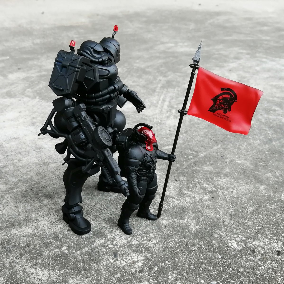 flickerblue1999's tweet image. 製作途中のルーデンスと軍警ザクが偶然同系色になったので…
どことなくザクが支援ドロイドっぽく見えます。
#お昼休みに一枚だけ模型写真を貼ろう