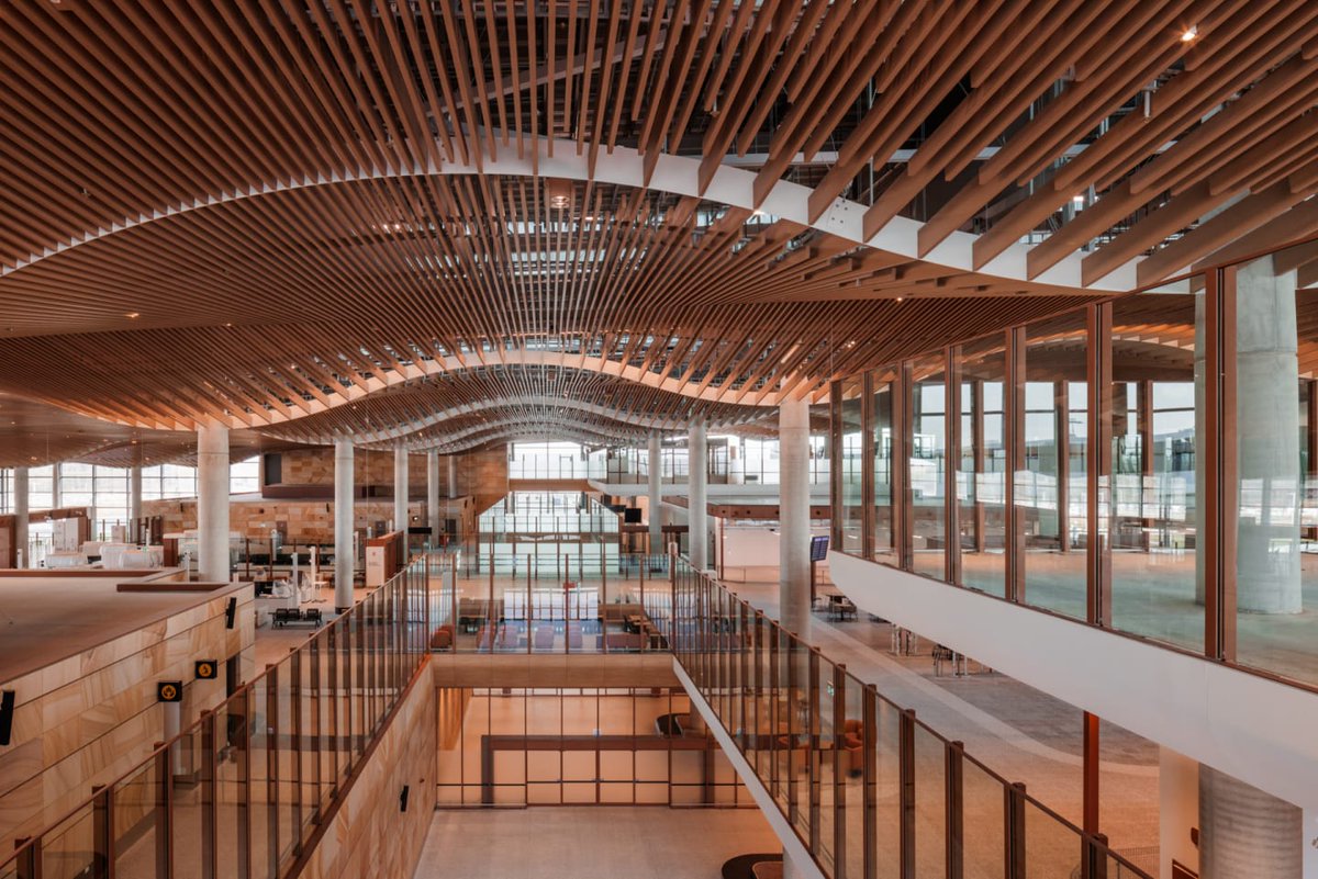 axismag's tweet image. Zaha Hadid ArchitectsとCOX Architectureが初期設計を手がけ、MultiplexとWoods Bagotが設計・施工を担当した、オーストラリア・ニューサウスウェールズ州の新空港「西シドニー国際空港」の建設工事がこのほど完了しました。
axismag.jp/posts/2025/07/…