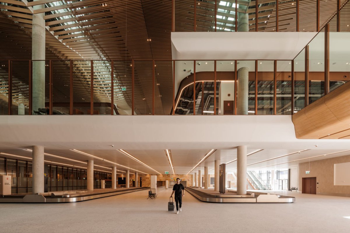 axismag's tweet image. Zaha Hadid ArchitectsとCOX Architectureが初期設計を手がけ、MultiplexとWoods Bagotが設計・施工を担当した、オーストラリア・ニューサウスウェールズ州の新空港「西シドニー国際空港」の建設工事がこのほど完了しました。
axismag.jp/posts/2025/07/…