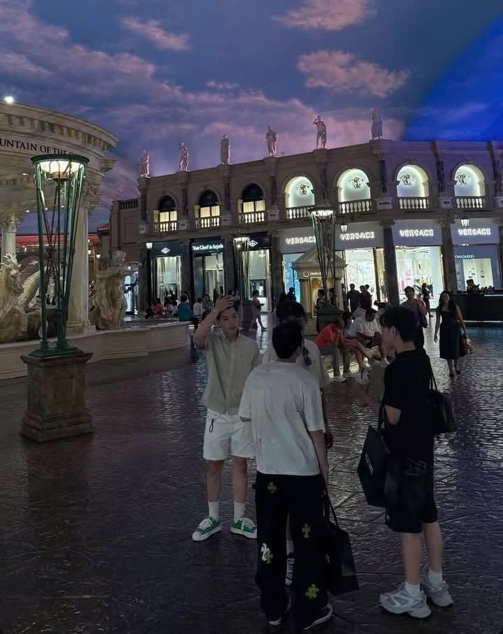 chi_elee's tweet photo. Vi vu cùng cậu bên Mỹ 
#Negav #NegavLasVegas
#AnhTraiSayHiLasVegas https://t.co/VYbm1c6Uwu