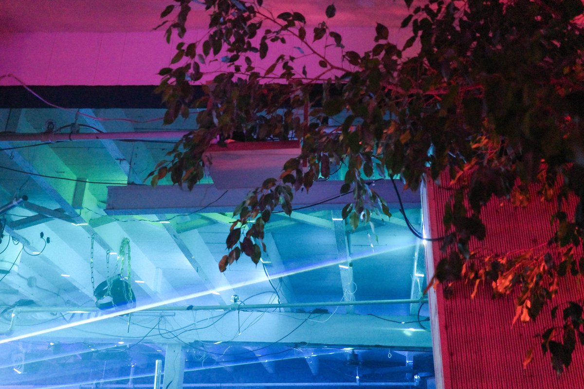 昨日は Motion Graphics と Spencer Doran のディープリスニングセッションへ 煙たい空間の中で各々 寝転んだりリラックスして過ごしながら サウンドを集中して聴く催しでした