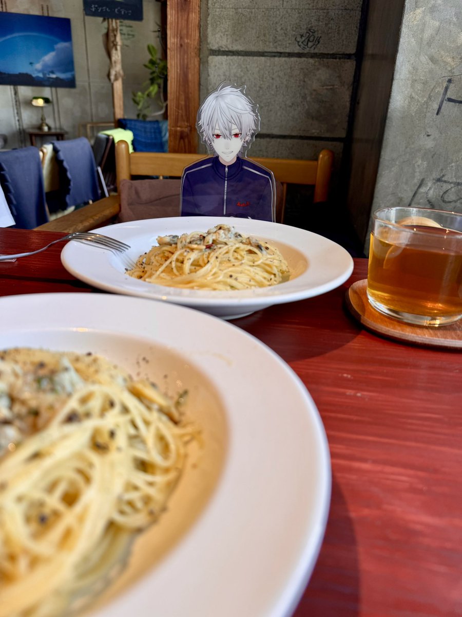 msnpkm's tweet image. 彼氏アクスタ持ってカフェ🫶